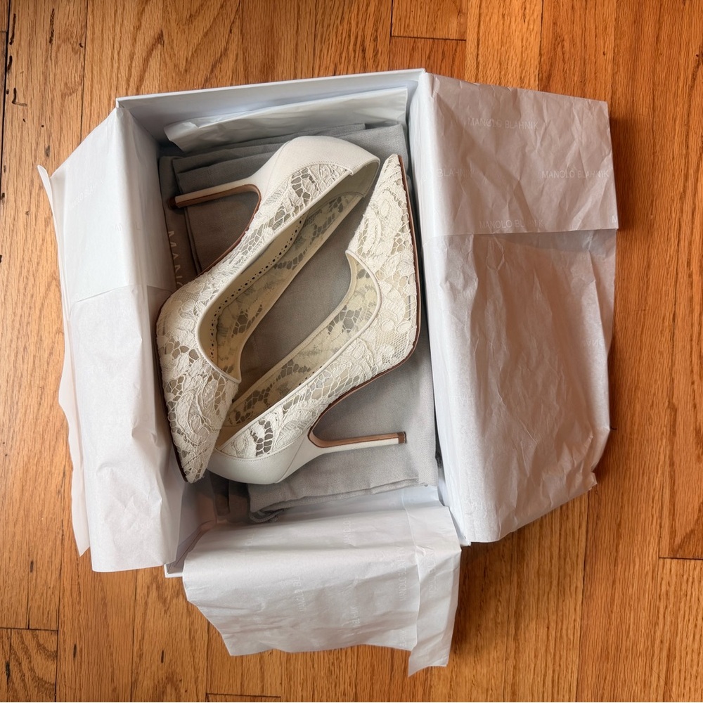 Manolo Blahnik Bride White Lace Pointed Toe Pumps IT 37 / US 7 Bridal Wedding - Picture 2 of 9